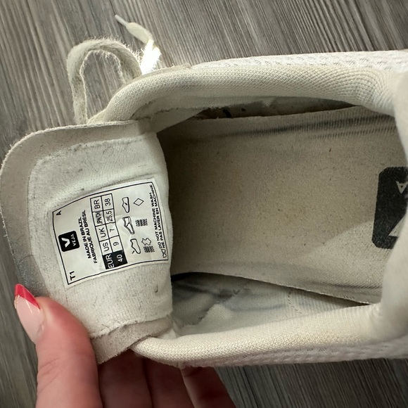 Veja Rio Branco Women's Beige and White Sneakers - Picture 5 of 5